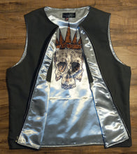 Load image into Gallery viewer, VEST - blk silver crown
